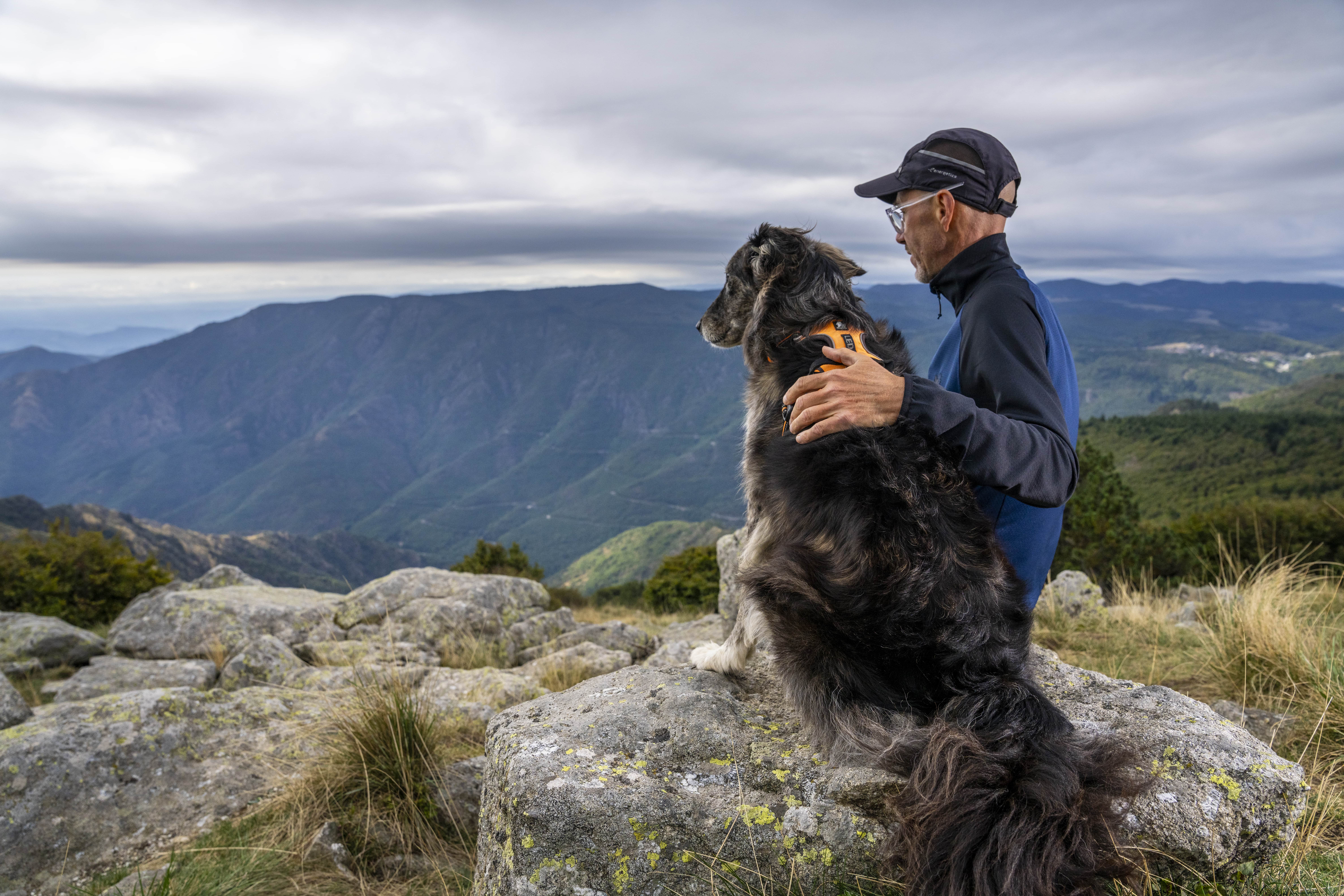 Sustainability scenery_people_with_dog 